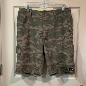 Oakley Camo Cargo Board Swim Trunks size 32